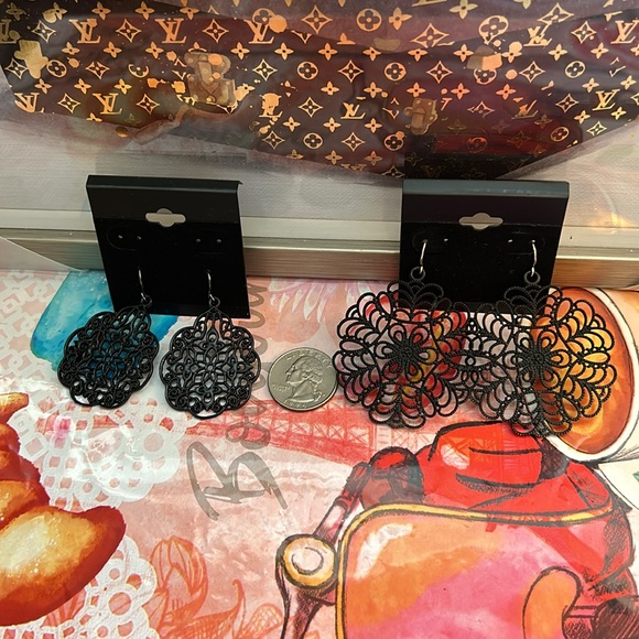 BUY A BUNDLE EARRINGS $5/PAIR Metal scrolls earrings. Black - Picture 3 of 3